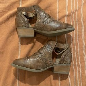 Size 8.5 brown bootie. Hardly worn.